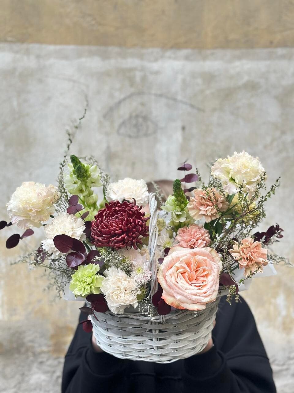 Корзина с цветами зелено-персиковая PETRO