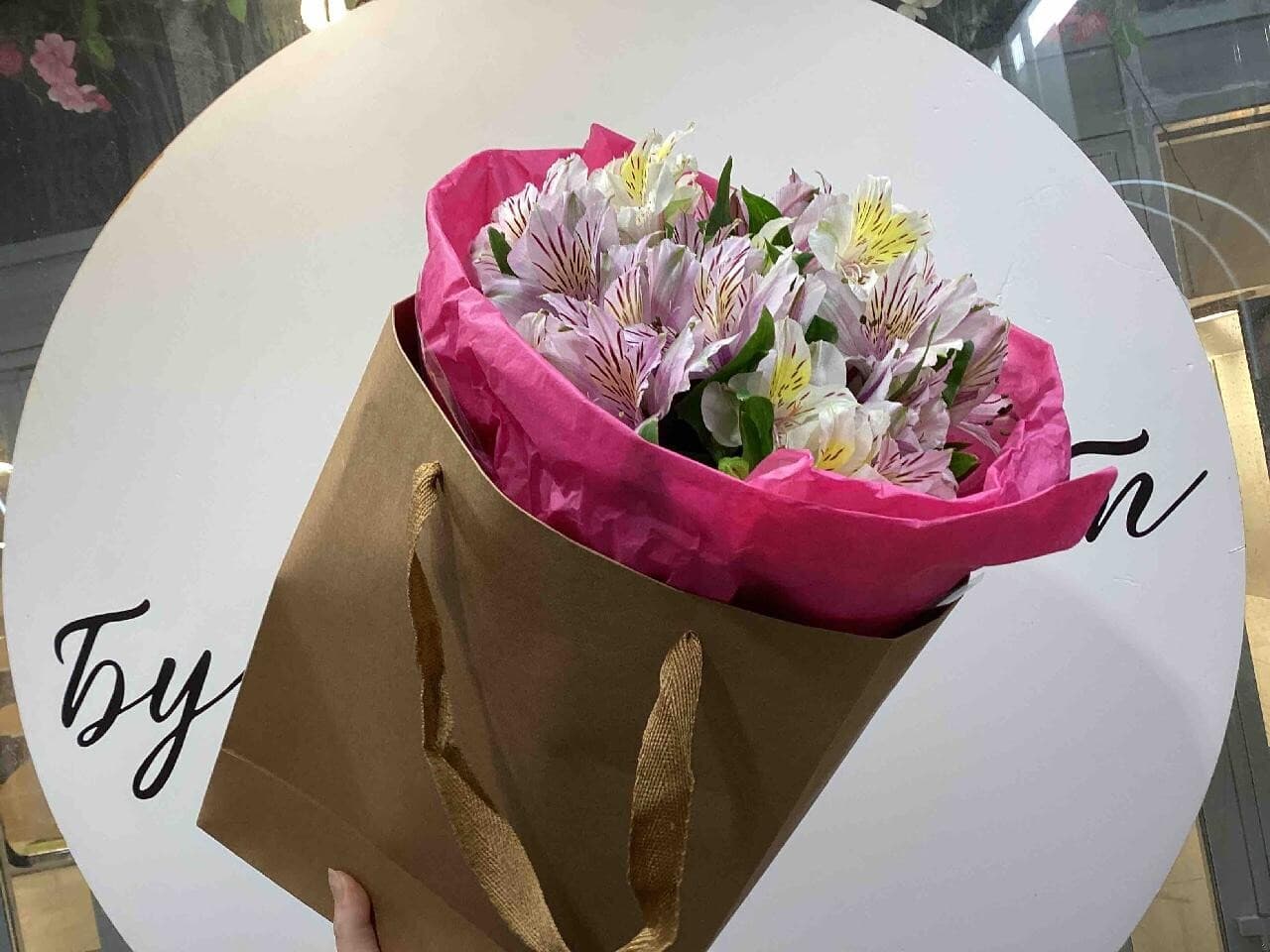 Альстромерия к крафтовом пакете  ПИК