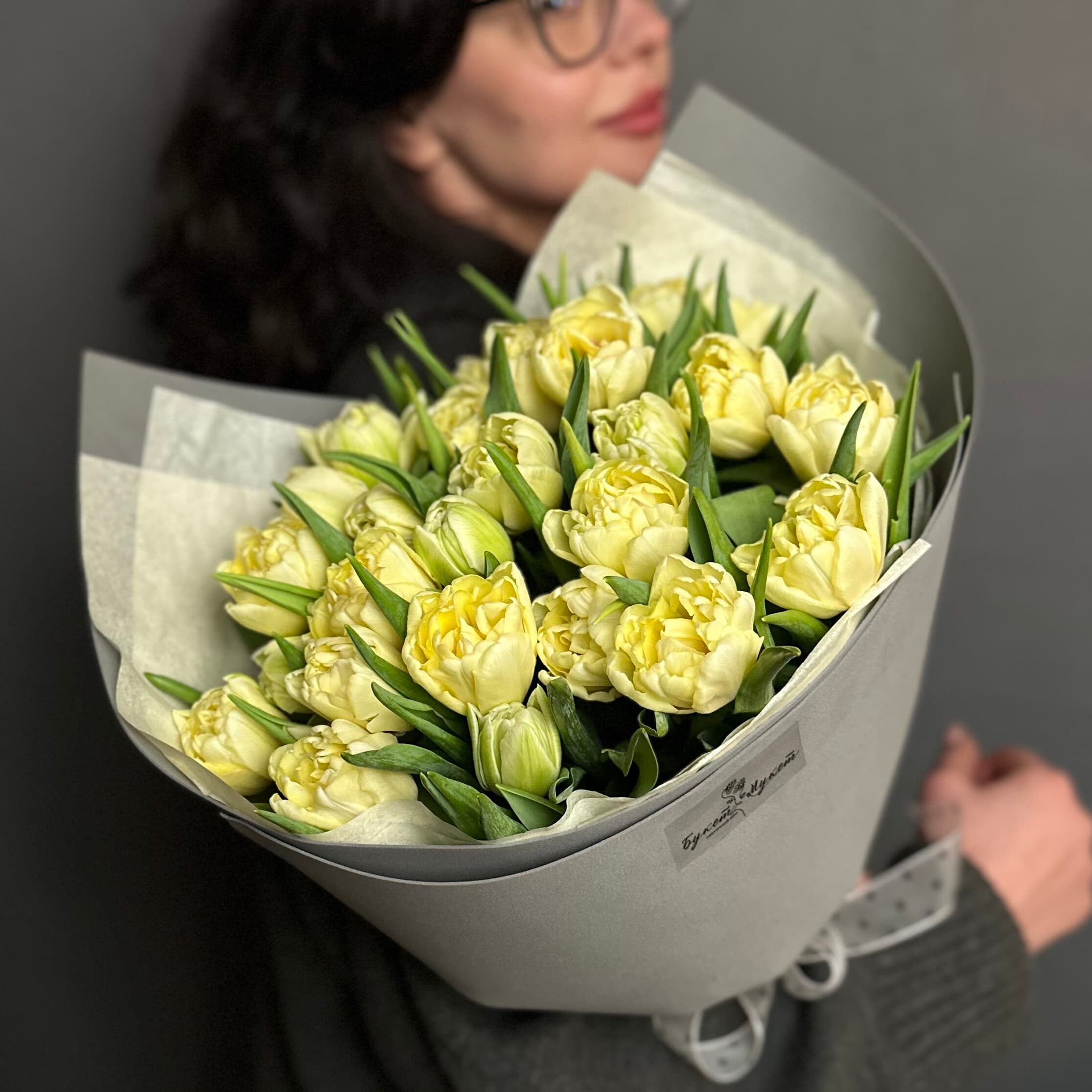 25 лимонных премиальных пионовидных тюльпанов