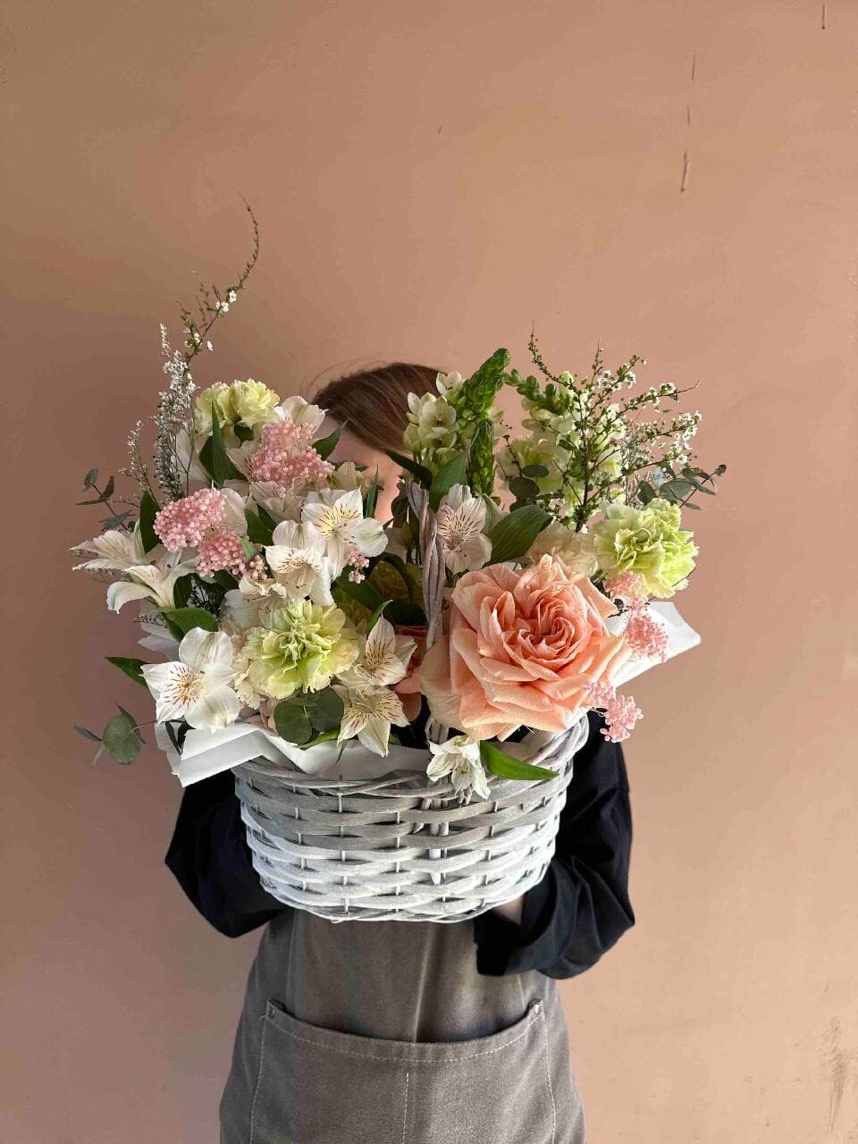 Корзина с цветами зелено-персиковая PETRO